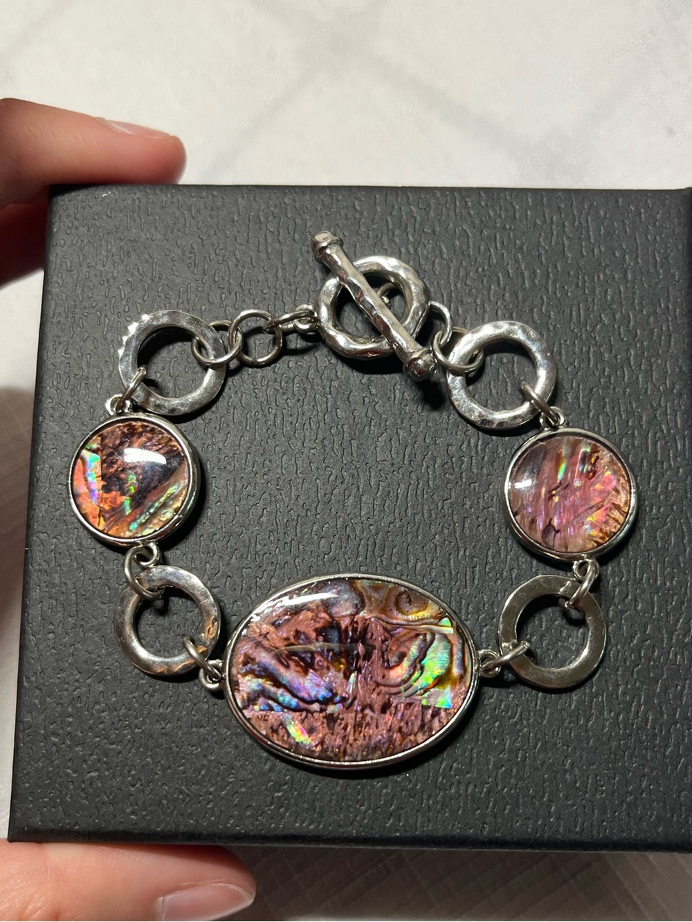 Bracelet with Inlays in hammered silver-tone toggle clasp
circular and oval link